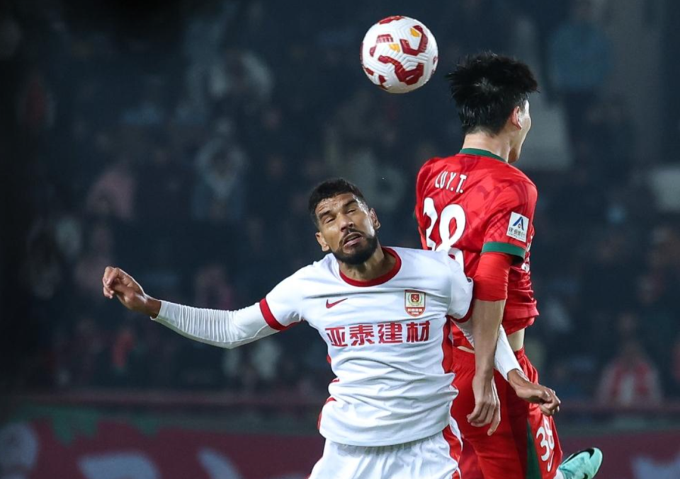 结果踢高了, 有些可惜 结果踢高了, 有些可惜