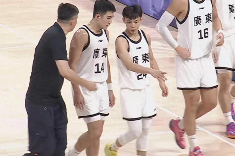 月份, 到了, 从边角料球 月份, 到了, 从边角料球